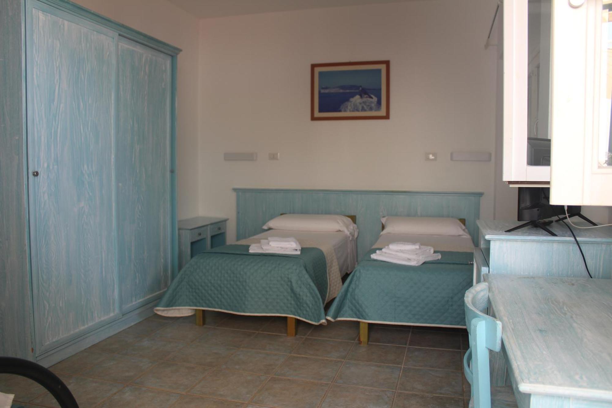 Vel Mari - On The Hotel